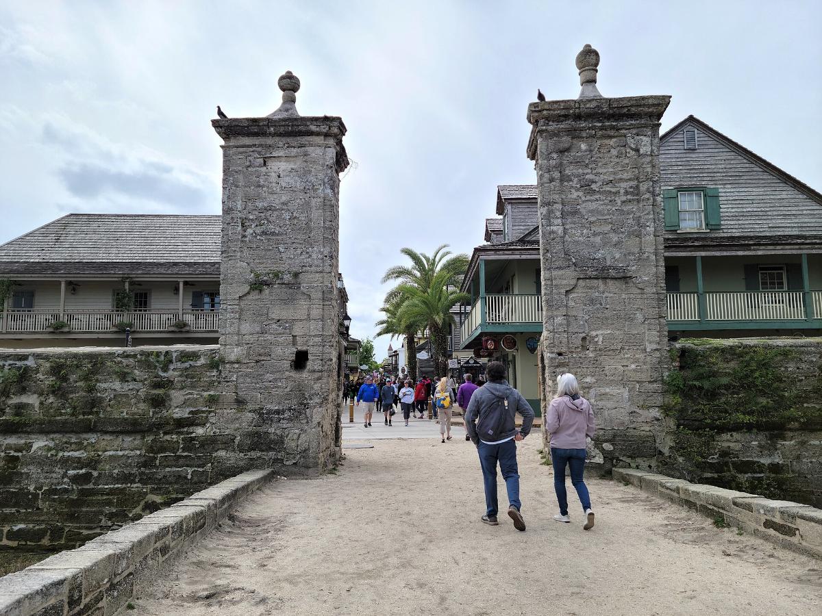 Kiran891, CC BY-SA 4.0 Visitors walking through the Old City Gates, where the free hunt begins